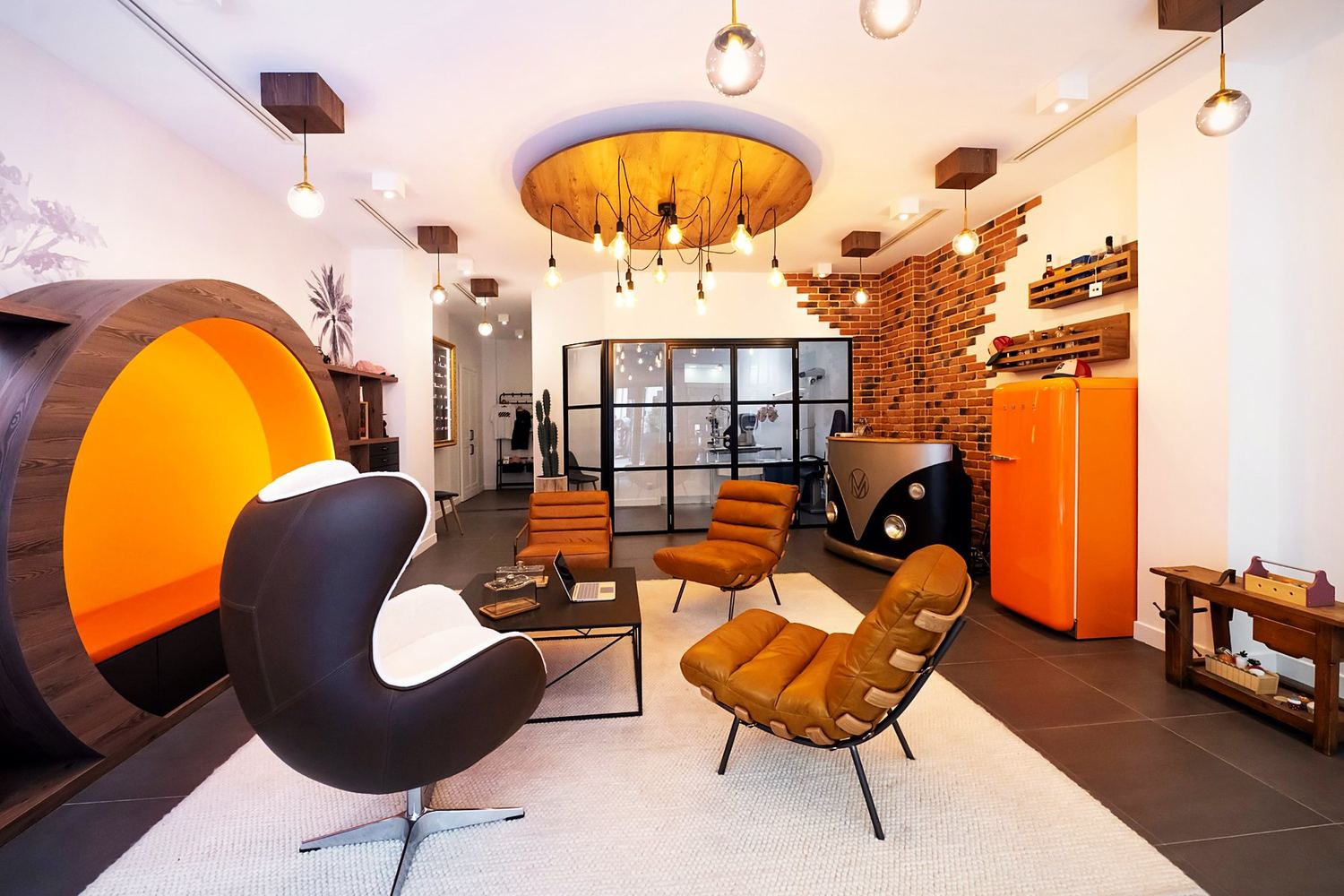 MCO Enfants : la niche orange, le fauteuil œuf, le comptoir en combi et le réfrigérateur orange