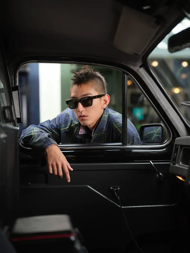 Campagne Cutler and Gross automne-hiver 2026, portrait à la vitre d'un taxi londonien