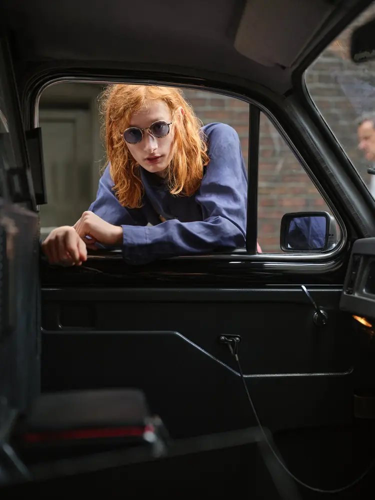 Campagne Cutler and Gross automne-hiver 2026, portrait à la vitre d'un taxi londonien