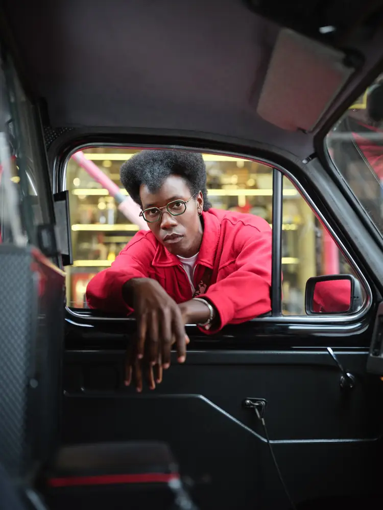 Campagne Cutler and Gross automne-hiver 2026, portrait à la vitre d'un taxi londonien