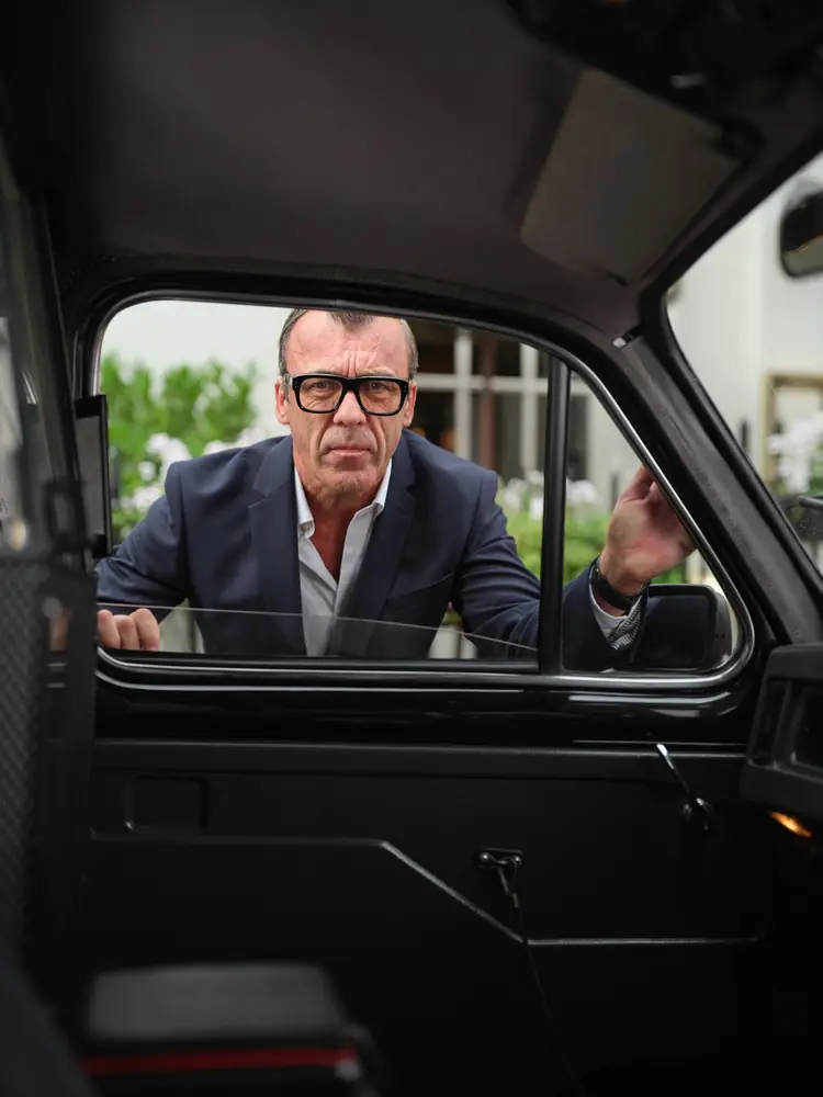 Campagne Cutler and Gross automne-hiver 2026, portrait à la vitre d'un taxi londonien