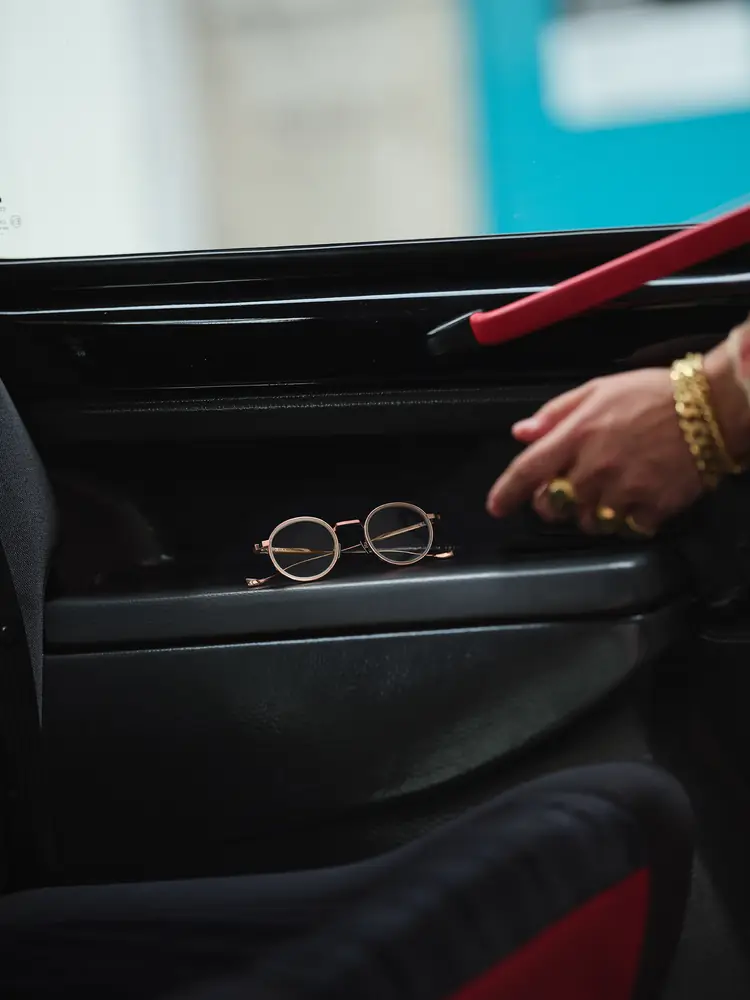 Cutler and Gross automne-hiver 2026, lunettes posées dans un taxi londonien