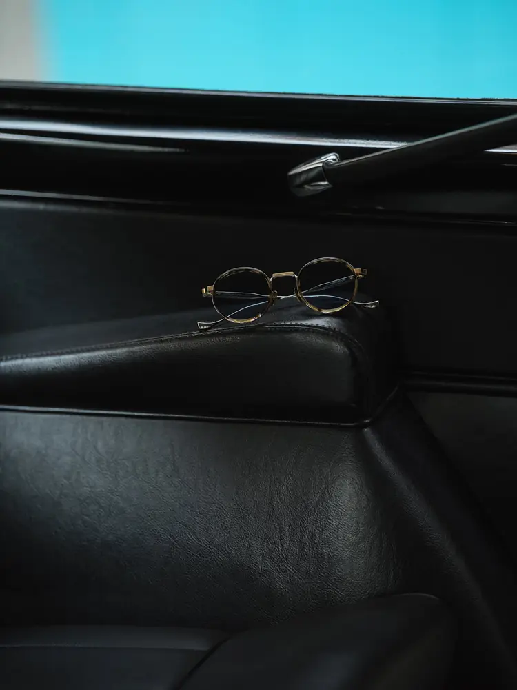 Cutler and Gross automne-hiver 2026, lunettes posées dans un taxi londonien