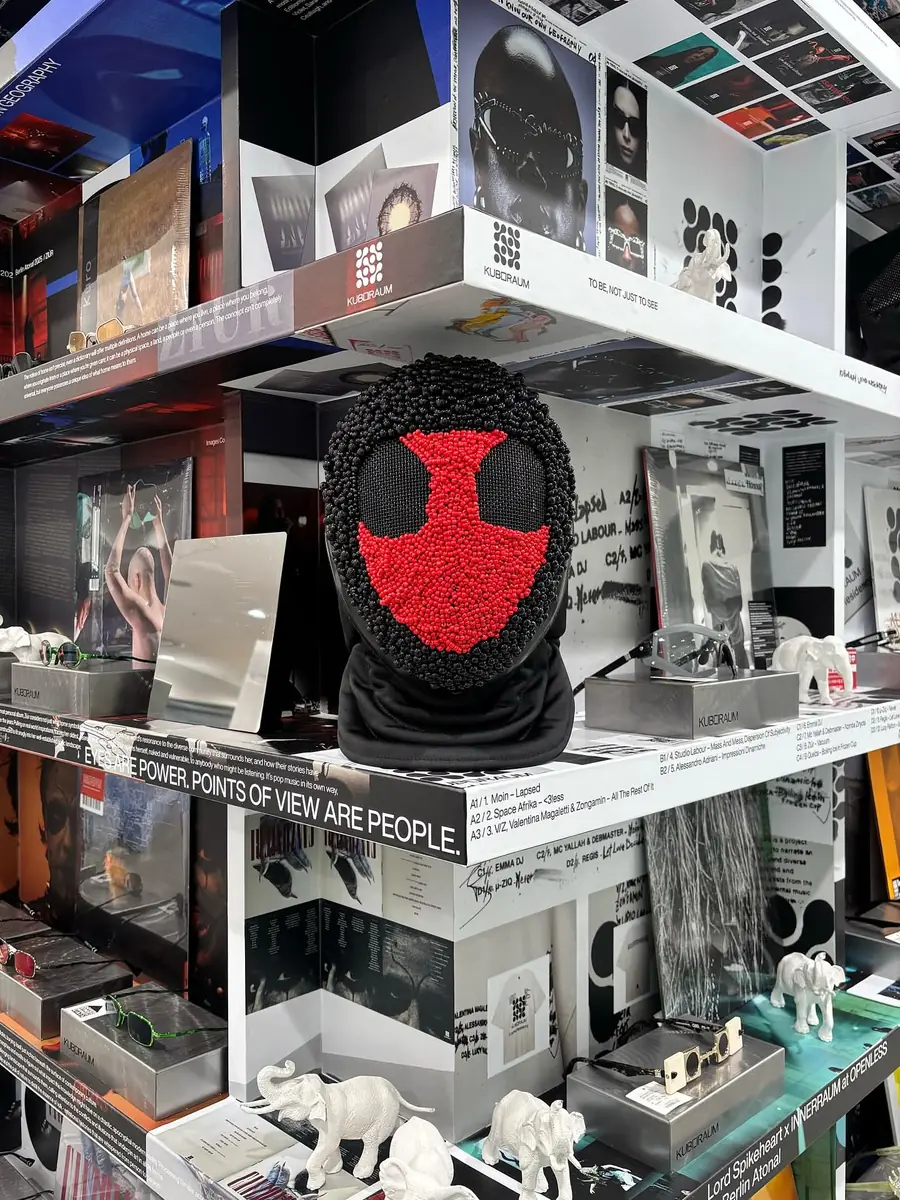 Kuboraum, univers de la maison : masques, vinyles Sound Residency, présentation en boutique
