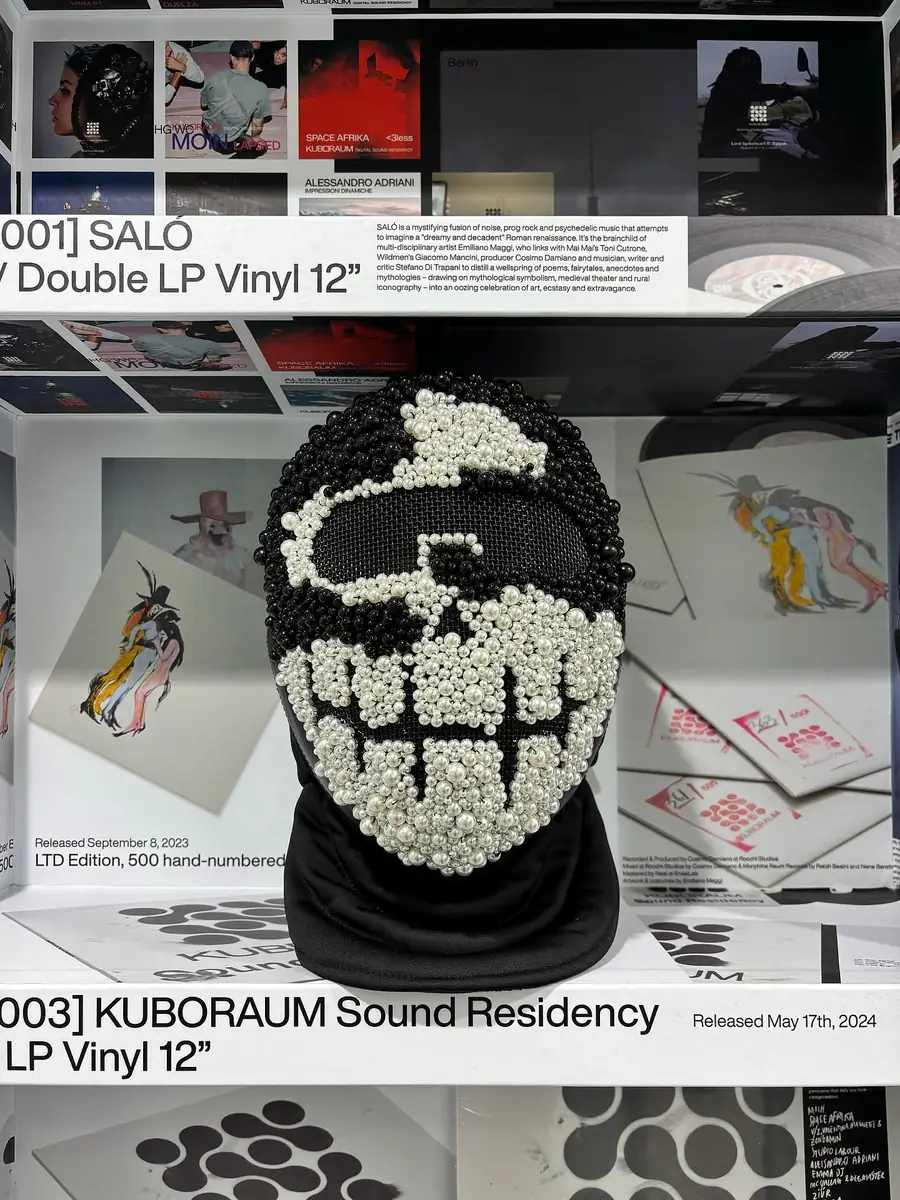 Kuboraum, univers de la maison : masques, vinyles Sound Residency, présentation en boutique