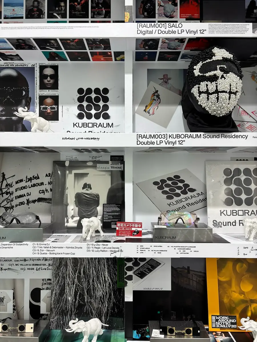 Kuboraum, univers de la maison : masques, vinyles Sound Residency, présentation en boutique