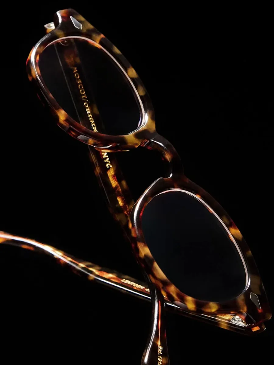 Moscot, écaille, sur fond noir