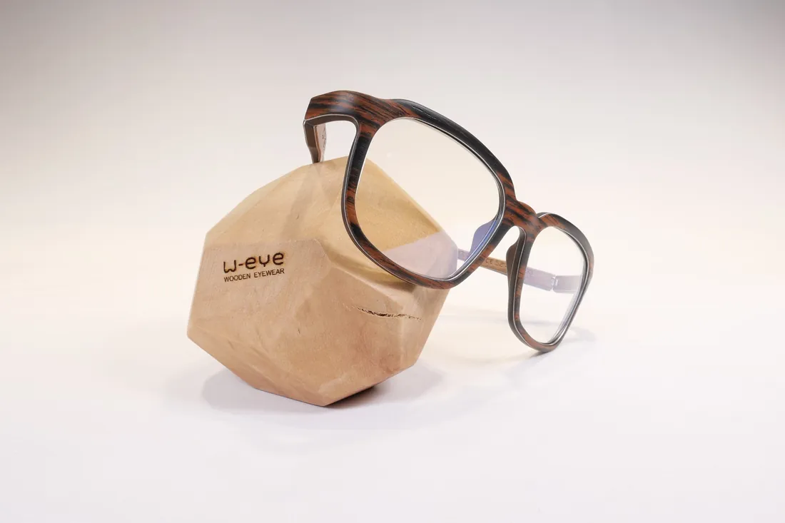 W-eye, palissandre, sur son socle de bois